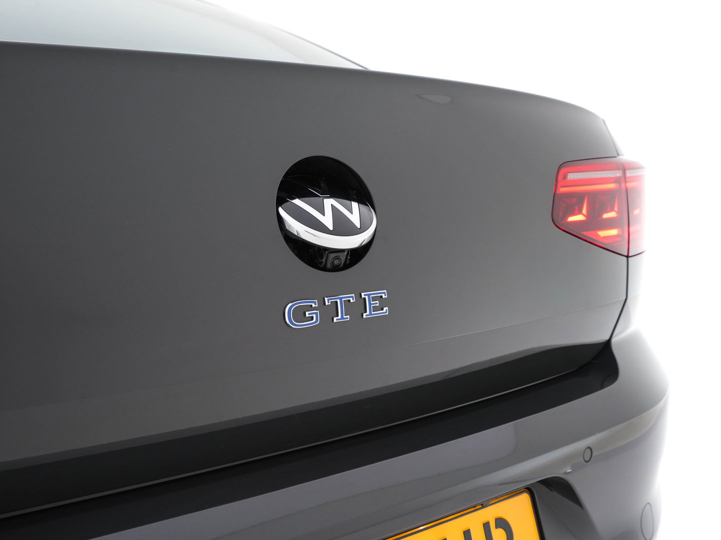 Volkswagen Passat 1.4 TSI GTE Business (Plug-In) (INCL-BTW) Aut. *FULL-LED | DIGI-COCKPIT | ADAPTIVE-CRUISE | NAVI-FULLMAP | KEYLESS | DAB+ | COMFORT-SEATS | SHIFTPADDLES | PRIVACY-GLASS | PDC | CAMERA | CARPLAY | 17''ALU*