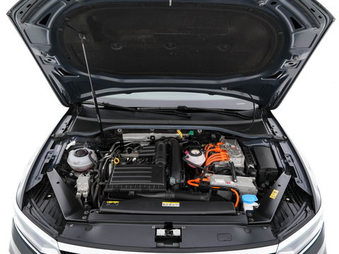 Volkswagen Passat 1.4 TSI GTE Business (Plug-In) (INCL-BTW) Aut. *FULL-LED | DIGI-COCKPIT | ADAPTIVE-CRUISE | NAVI-FULLMAP | KEYLESS | DAB+ | COMFORT-SEATS | SHIFTPADDLES | PRIVACY-GLASS | PDC | CAMERA | CARPLAY | 17''ALU*