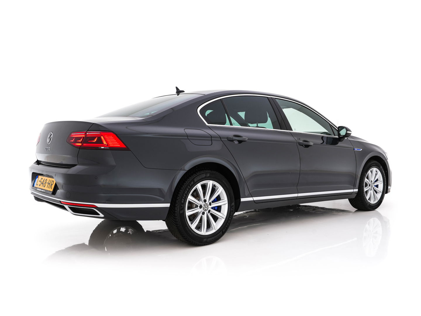 Volkswagen Passat 1.4 TSI GTE Business (Plug-In) (INCL-BTW) Aut. *FULL-LED | DIGI-COCKPIT | ADAPTIVE-CRUISE | NAVI-FULLMAP | KEYLESS | DAB+ | COMFORT-SEATS | SHIFTPADDLES | PRIVACY-GLASS | PDC | CAMERA | CARPLAY | 17''ALU*