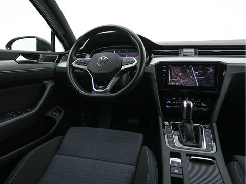 Volkswagen Passat 1.4 TSI GTE Business (Plug-In) (INCL-BTW) Aut. *FULL-LED | DIGI-COCKPIT | ADAPTIVE-CRUISE | NAVI-FULLMAP | KEYLESS | DAB+ | COMFORT-SEATS | SHIFTPADDLES | PRIVACY-GLASS | PDC | CAMERA | CARPLAY | 17''ALU*