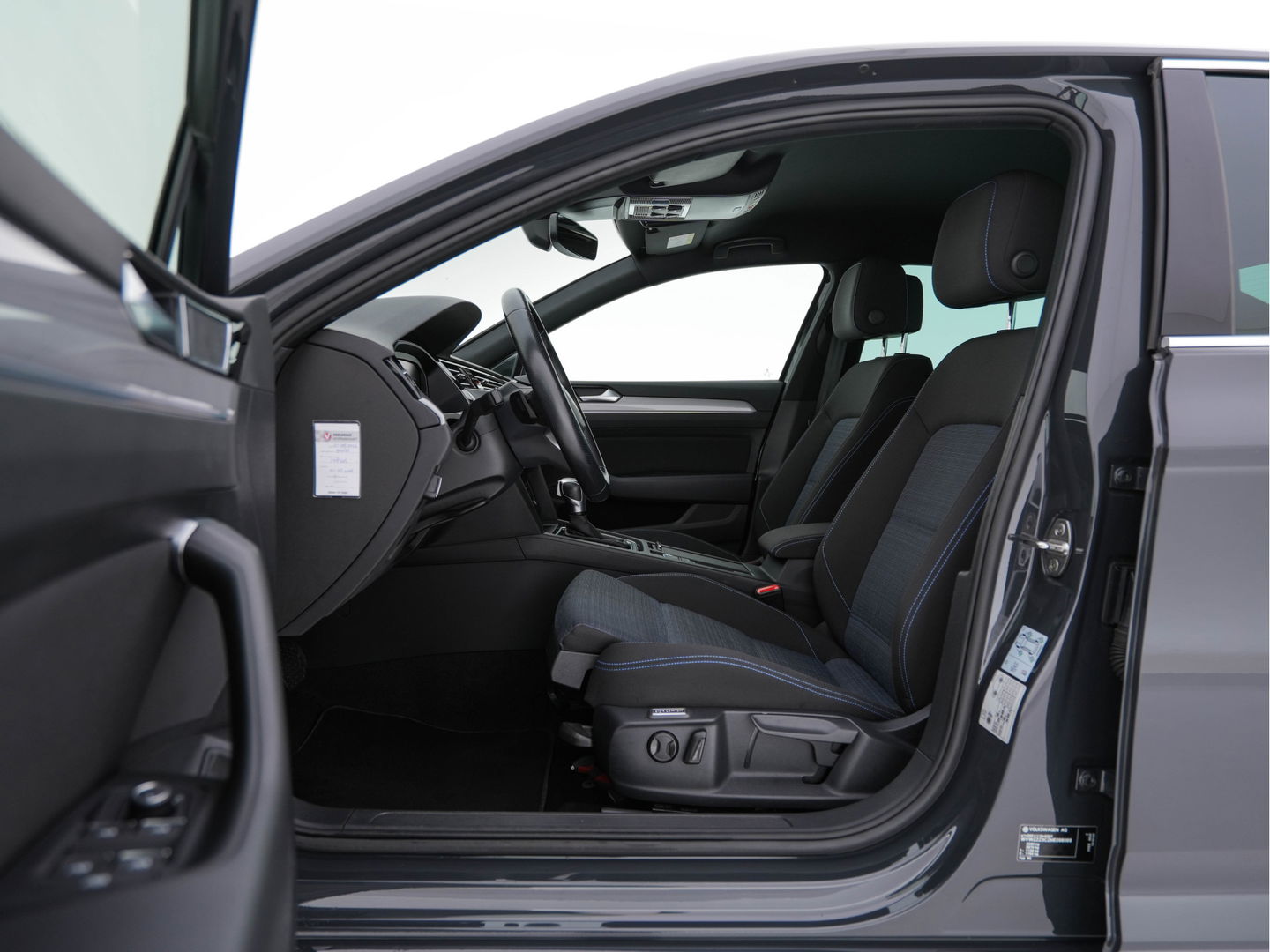 Volkswagen Passat 1.4 TSI GTE Business (Plug-In) (INCL-BTW) Aut. *FULL-LED | DIGI-COCKPIT | ADAPTIVE-CRUISE | NAVI-FULLMAP | KEYLESS | DAB+ | COMFORT-SEATS | SHIFTPADDLES | PRIVACY-GLASS | PDC | CAMERA | CARPLAY | 17''ALU*