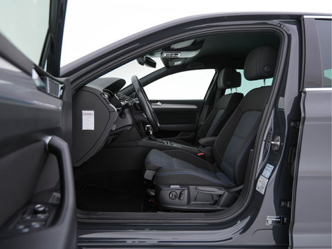Volkswagen Passat 1.4 TSI GTE Business (Plug-In) (INCL-BTW) Aut. *FULL-LED | DIGI-COCKPIT | ADAPTIVE-CRUISE | NAVI-FULLMAP | KEYLESS | DAB+ | COMFORT-SEATS | SHIFTPADDLES | PRIVACY-GLASS | PDC | CAMERA | CARPLAY | 17''ALU*