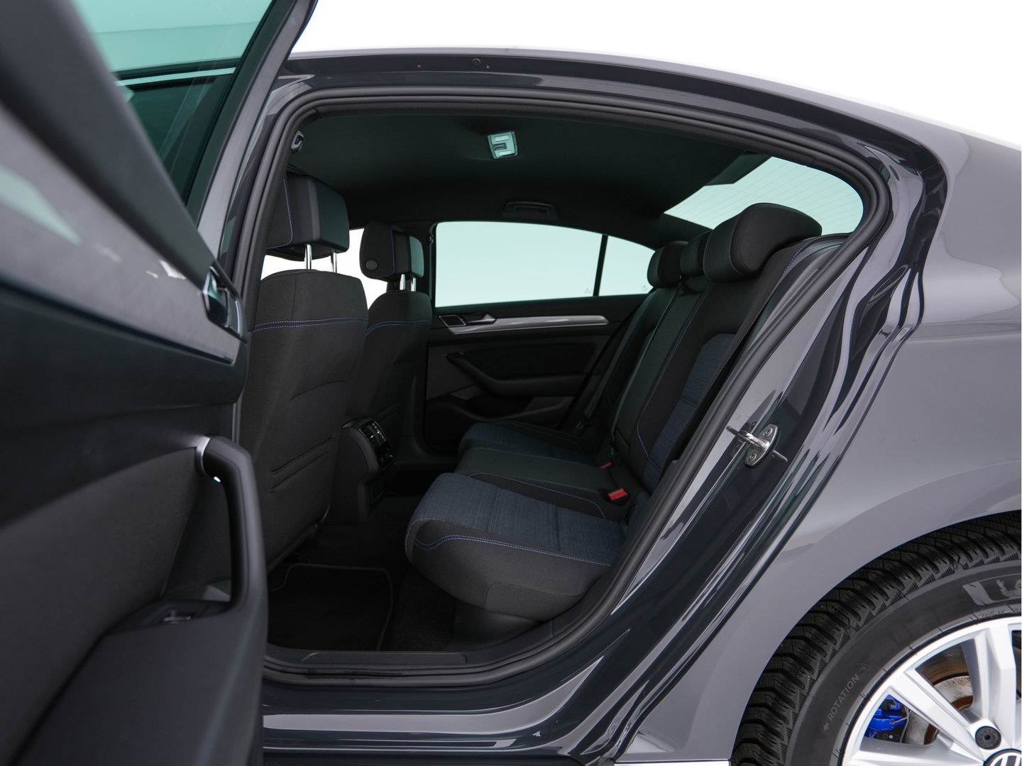 Volkswagen Passat 1.4 TSI GTE Business (Plug-In) (INCL-BTW) Aut. *FULL-LED | DIGI-COCKPIT | ADAPTIVE-CRUISE | NAVI-FULLMAP | KEYLESS | DAB+ | COMFORT-SEATS | SHIFTPADDLES | PRIVACY-GLASS | PDC | CAMERA | CARPLAY | 17''ALU*