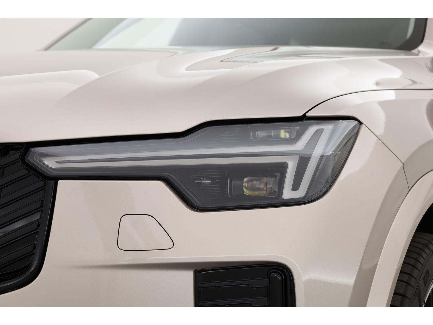 Volvo XC90 2.0 T8 Plug-in hybrid AWD Ultra Dark | Full Option | Luchtvering | B&W  audio | Massage | Pano | HUD | Stoelventilatie | 22'' |