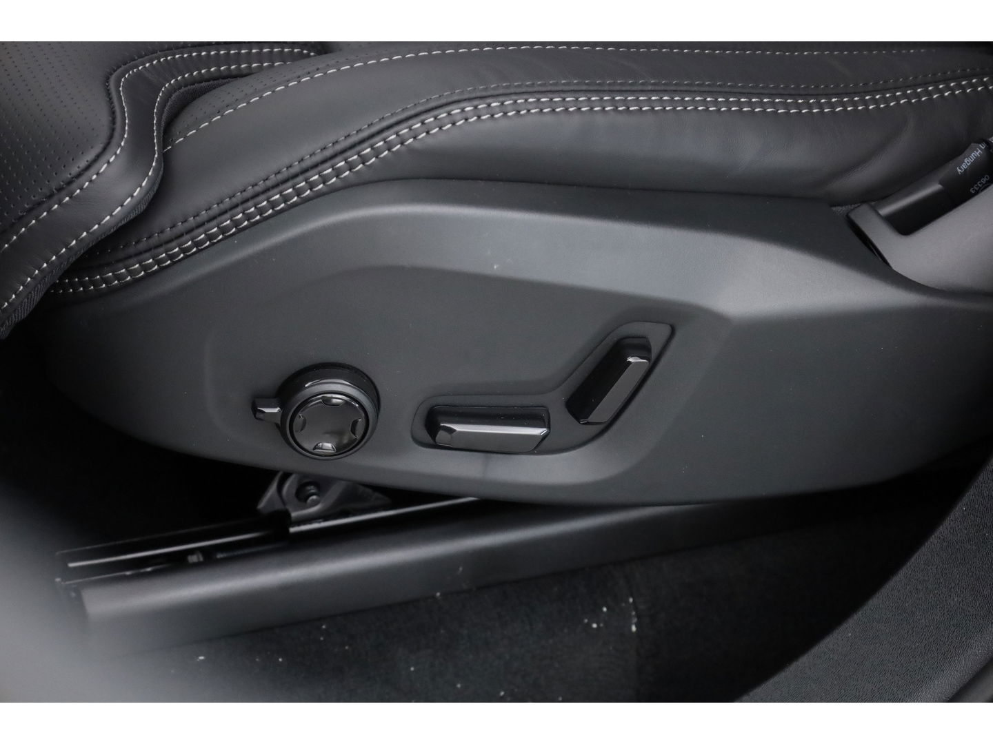 Volvo XC90 2.0 T8 Plug-in hybrid AWD Ultra Dark | Full Option | Luchtvering | B&W  audio | Massage | Pano | HUD | Stoelventilatie | 22'' |