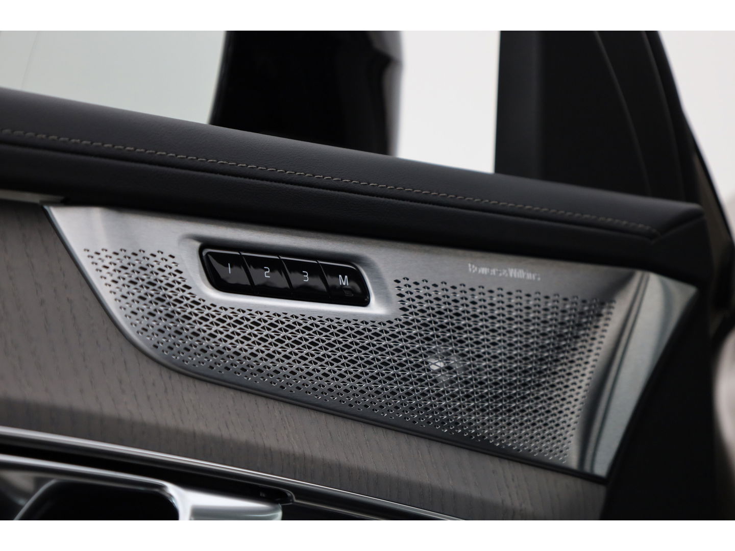 Volvo XC90 2.0 T8 Plug-in hybrid AWD Ultra Dark | Full Option | Luchtvering | B&W  audio | Massage | Pano | HUD | Stoelventilatie | 22'' |