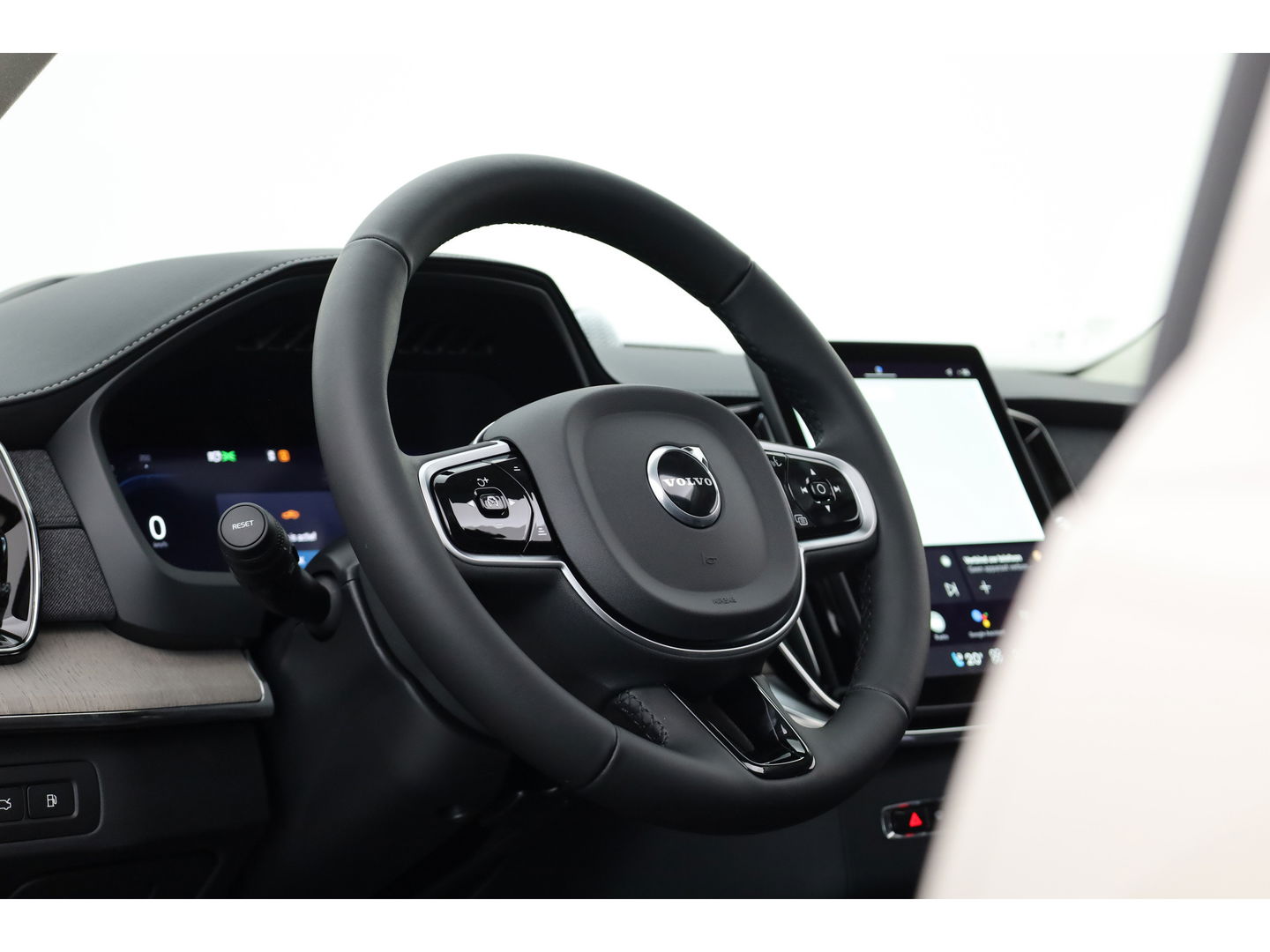 Volvo XC90 2.0 T8 Plug-in hybrid AWD Ultra Dark | Full Option | Luchtvering | B&W  audio | Massage | Pano | HUD | Stoelventilatie | 22'' |