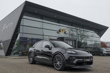 Porsche Macan - 4 388pk 100kWh Panoramadak Luchtvering Bijrijdersdisplay 18-weg Sportstoelen Bose NLauto