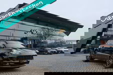 Porsche Macan - 2.0 T 252pk Panoramadak Luchtvering 18-weg Adaptieve Sportstoelen Trekhaak elektrisch 21" LMV