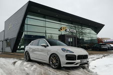 Porsche Cayenne - Coupé 3.0 E-Hybrid 462PK Krijtgrijs SportDesign Luchtvering Lightweight Package Carbon Dak 4-wielsturing NLauto