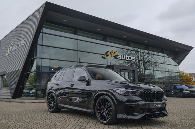 BMW X5 - xDrive45e 394pk M-sport AC Schnitzer Panoramadak X5M Seats 4-wielsturing Carbon Laser 22" LMV NLauto