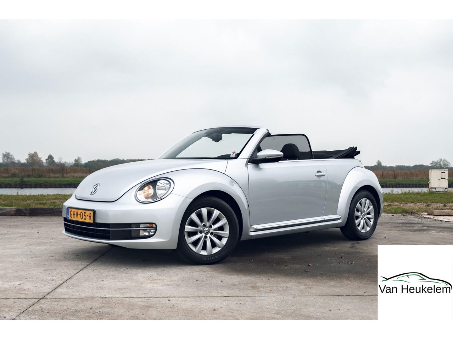 Volkswagen Beetle Cabriolet 1.2 TSI | ALL SEASON BANDEN | LM VELGEN | STOELVERWARMING