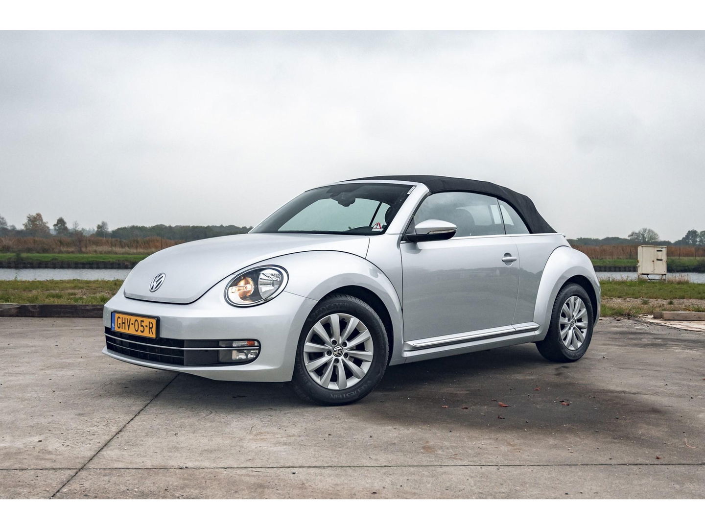 Volkswagen Beetle Cabriolet 1.2 TSI | ALL SEASON BANDEN | LM VELGEN | STOELVERWARMING