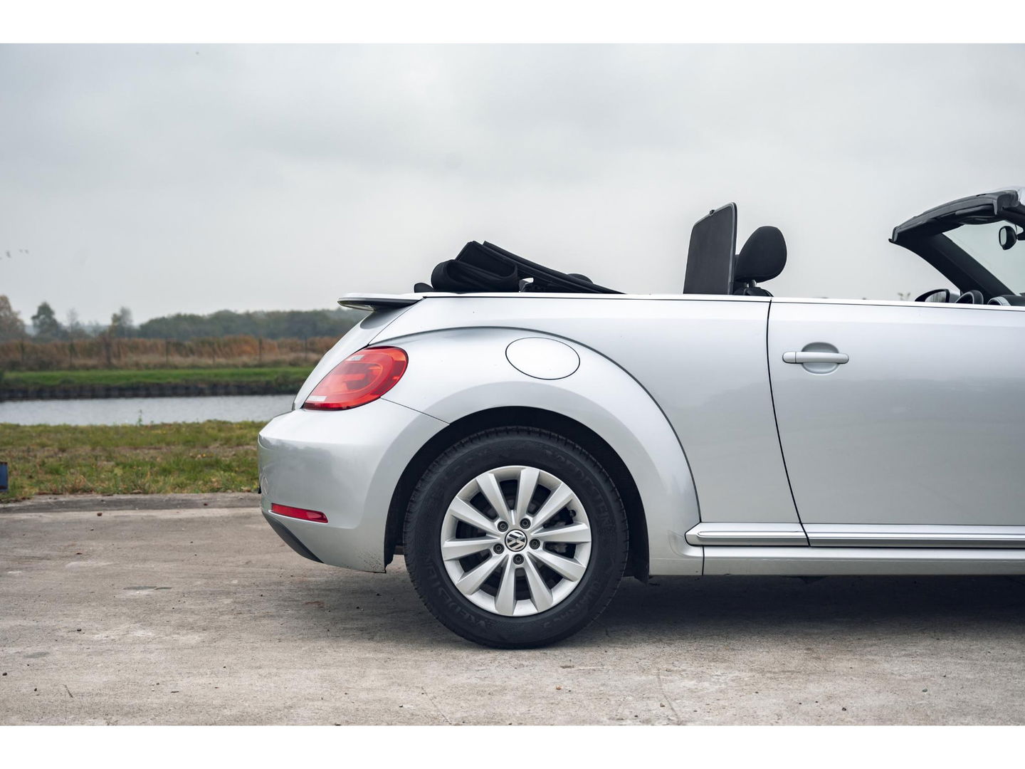 Volkswagen Beetle Cabriolet 1.2 TSI | ALL SEASON BANDEN | LM VELGEN | STOELVERWARMING