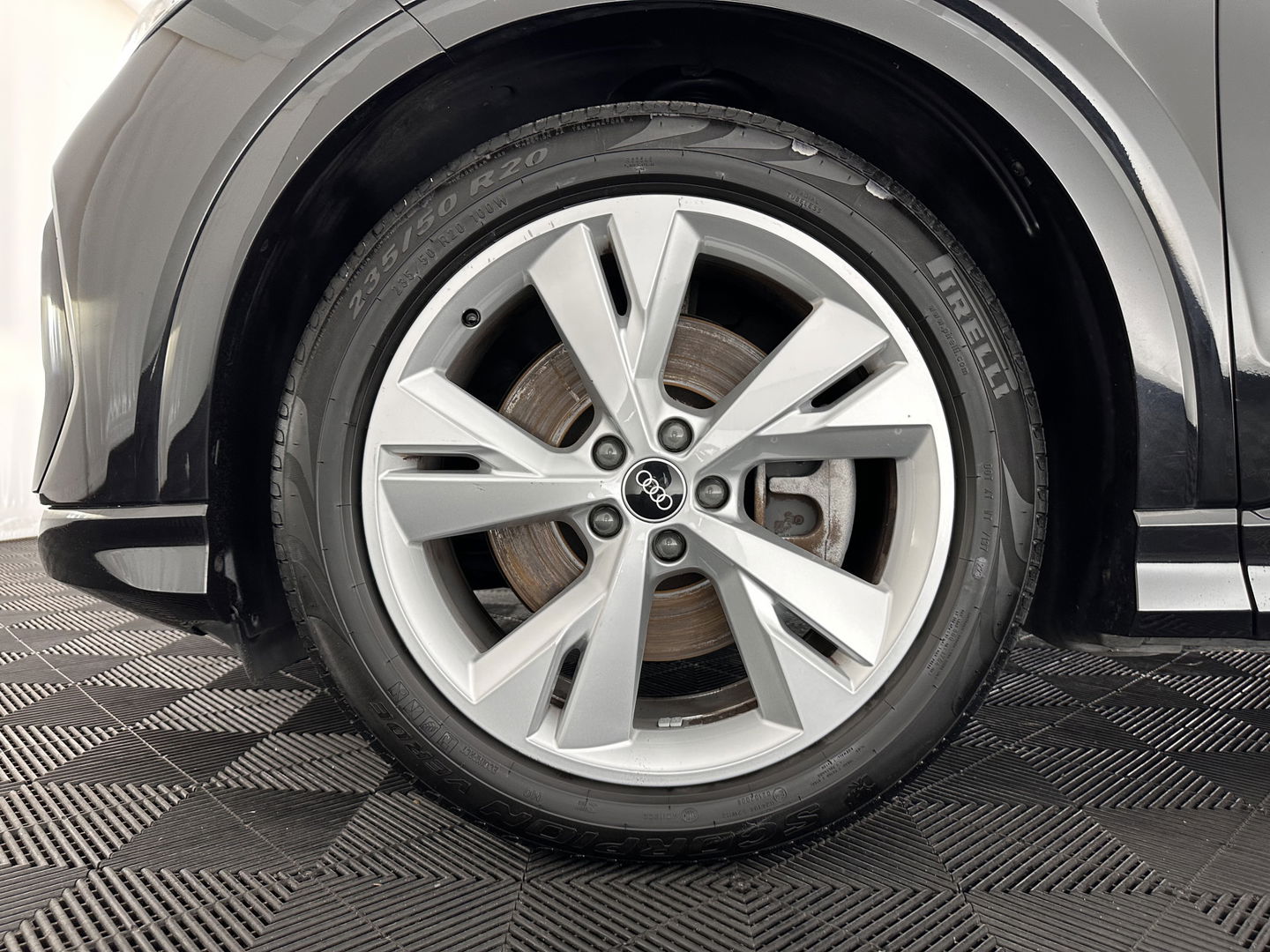 Audi Q4 e-tron 40 S-Line Launch-edition Competition 77 kWh [ 3-Fase-11kW ] {SOH-90%} (INCL-BTW) Aut. *HEATPUMP | PANO | LEATHER | MATRIX-LED | AUDI-SOUND | ADAPTIVE-CRUISE | HEATED-SPORTSEATS | AMBIENTLIGHT | DIGI-COCKPIT | CAMERA | KEYLESS | DAB+ | 20''ALU*