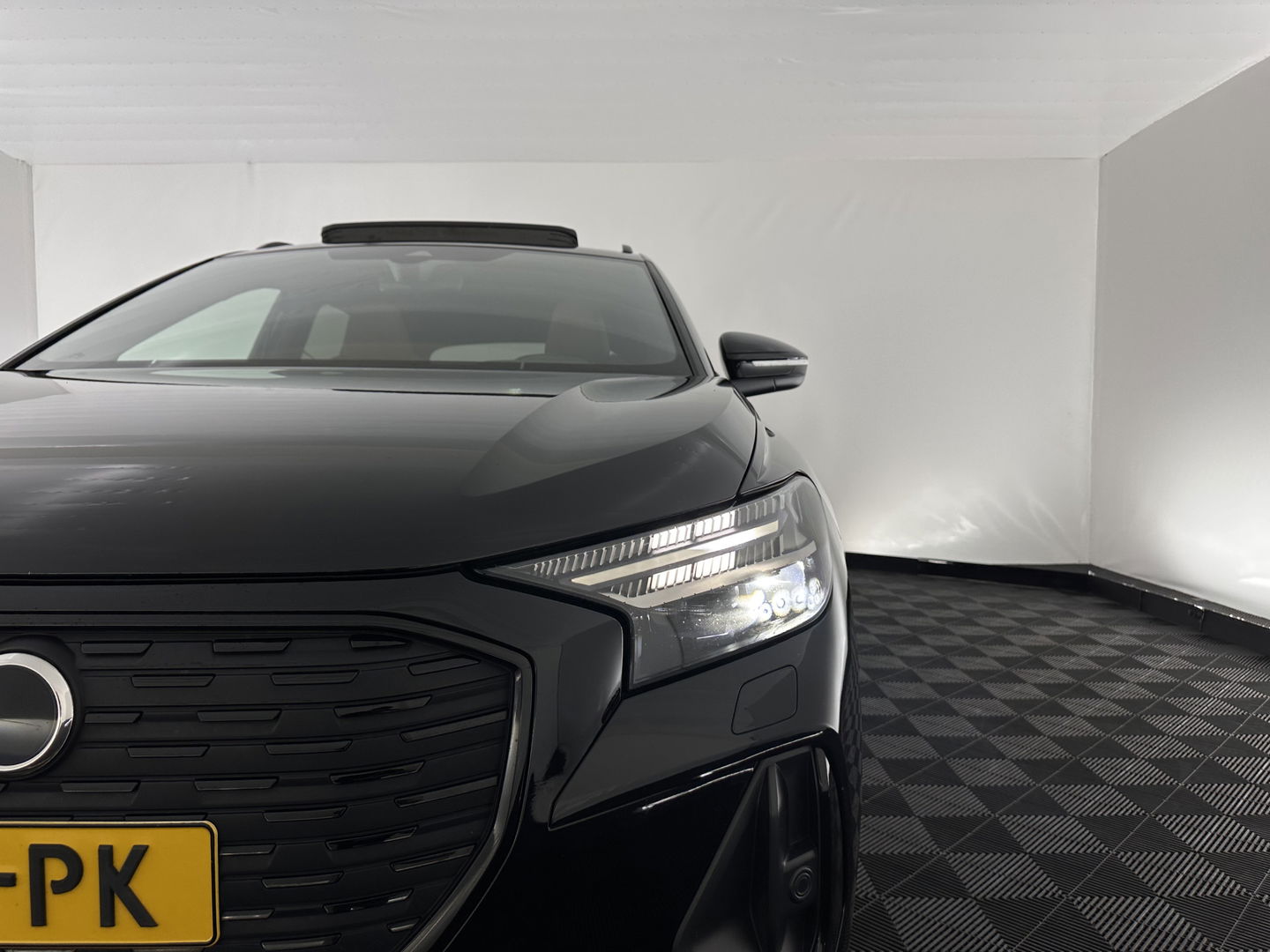 Audi Q4 e-tron 40 S-Line Launch-edition Competition 77 kWh [ 3-Fase-11kW ] {SOH-90%} (INCL-BTW) Aut. *HEATPUMP | PANO | LEATHER | MATRIX-LED | AUDI-SOUND | ADAPTIVE-CRUISE | HEATED-SPORTSEATS | AMBIENTLIGHT | DIGI-COCKPIT | CAMERA | KEYLESS | DAB+ | 20''ALU*