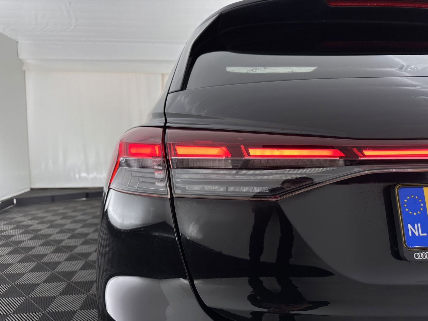 Audi Q4 e-tron 40 S-Line Launch-edition Competition 77 kWh [ 3-Fase-11kW ] {SOH-90%} (INCL-BTW) Aut. *HEATPUMP | PANO | LEATHER | MATRIX-LED | AUDI-SOUND | ADAPTIVE-CRUISE | HEATED-SPORTSEATS | AMBIENTLIGHT | DIGI-COCKPIT | CAMERA | KEYLESS | DAB+ | 20''ALU*