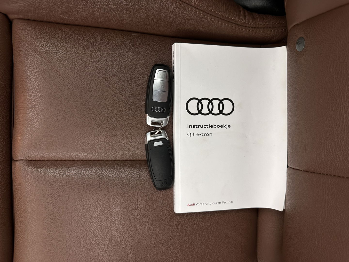 Audi Q4 e-tron 40 S-Line Launch-edition Competition 77 kWh [ 3-Fase-11kW ] {SOH-90%} (INCL-BTW) Aut. *HEATPUMP | PANO | LEATHER | MATRIX-LED | AUDI-SOUND | ADAPTIVE-CRUISE | HEATED-SPORTSEATS | AMBIENTLIGHT | DIGI-COCKPIT | CAMERA | KEYLESS | DAB+ | 20''ALU*