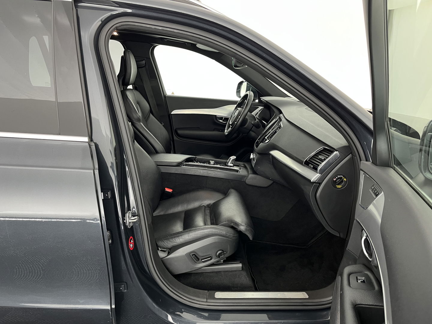 Volvo XC90 2.0 T8 Twin Engine AWD Inscription [ 7-Pers. ] (INCL-BTW) Aut. *PANO | HEAD-UP | LUXURY-LEATHER | FULL-LED | DIGI-COCKPIT | NAVI-FULLMAP | CARPLAY | ECC | HEATED-COMFORTSEATS | LANE-ASSIST | PDC | TOWBAR | 19"ALU*