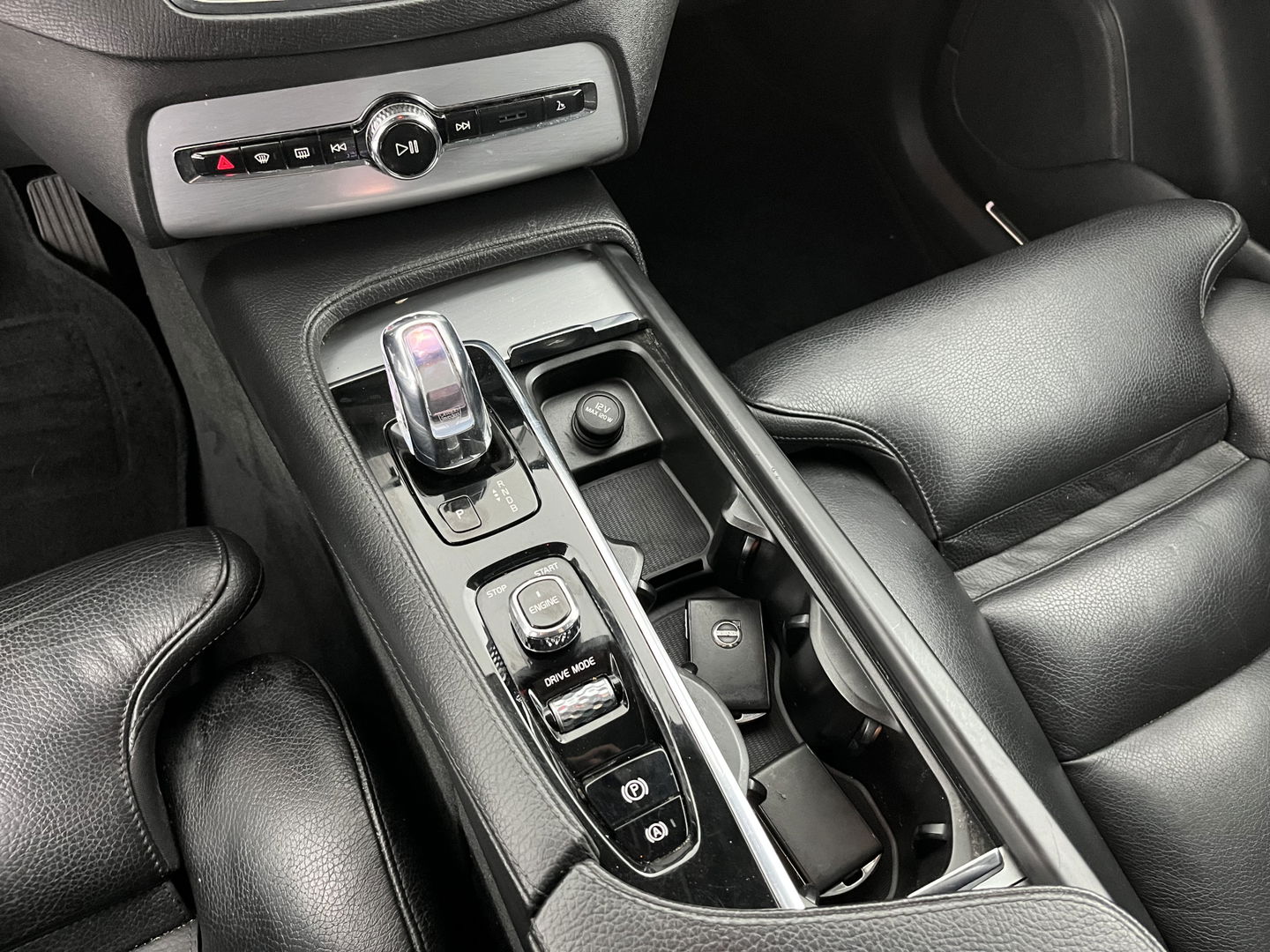 Volvo XC90 2.0 T8 Twin Engine AWD Inscription [ 7-Pers. ] (INCL-BTW) Aut. *PANO | HEAD-UP | LUXURY-LEATHER | FULL-LED | DIGI-COCKPIT | NAVI-FULLMAP | CARPLAY | ECC | HEATED-COMFORTSEATS | LANE-ASSIST | PDC | TOWBAR | 19"ALU*