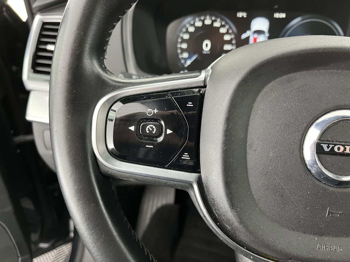 Volvo XC90 2.0 T8 Twin Engine AWD Inscription [ 7-Pers. ] (INCL-BTW) Aut. *PANO | HEAD-UP | LUXURY-LEATHER | FULL-LED | DIGI-COCKPIT | NAVI-FULLMAP | CARPLAY | ECC | HEATED-COMFORTSEATS | LANE-ASSIST | PDC | TOWBAR | 19"ALU*