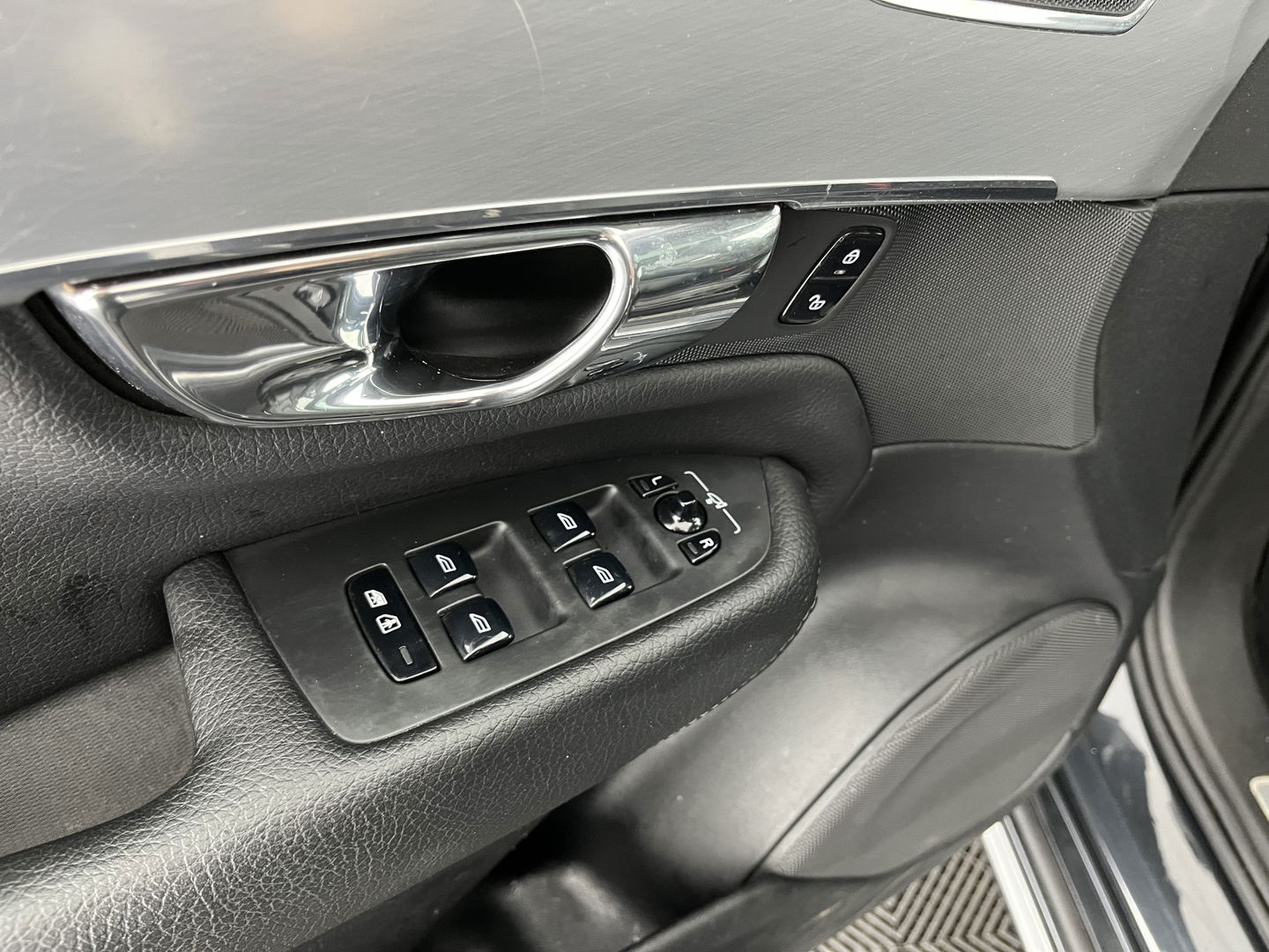 Volvo XC90 2.0 T8 Twin Engine AWD Inscription [ 7-Pers. ] (INCL-BTW) Aut. *PANO | HEAD-UP | LUXURY-LEATHER | FULL-LED | DIGI-COCKPIT | NAVI-FULLMAP | CARPLAY | ECC | HEATED-COMFORTSEATS | LANE-ASSIST | PDC | TOWBAR | 19"ALU*