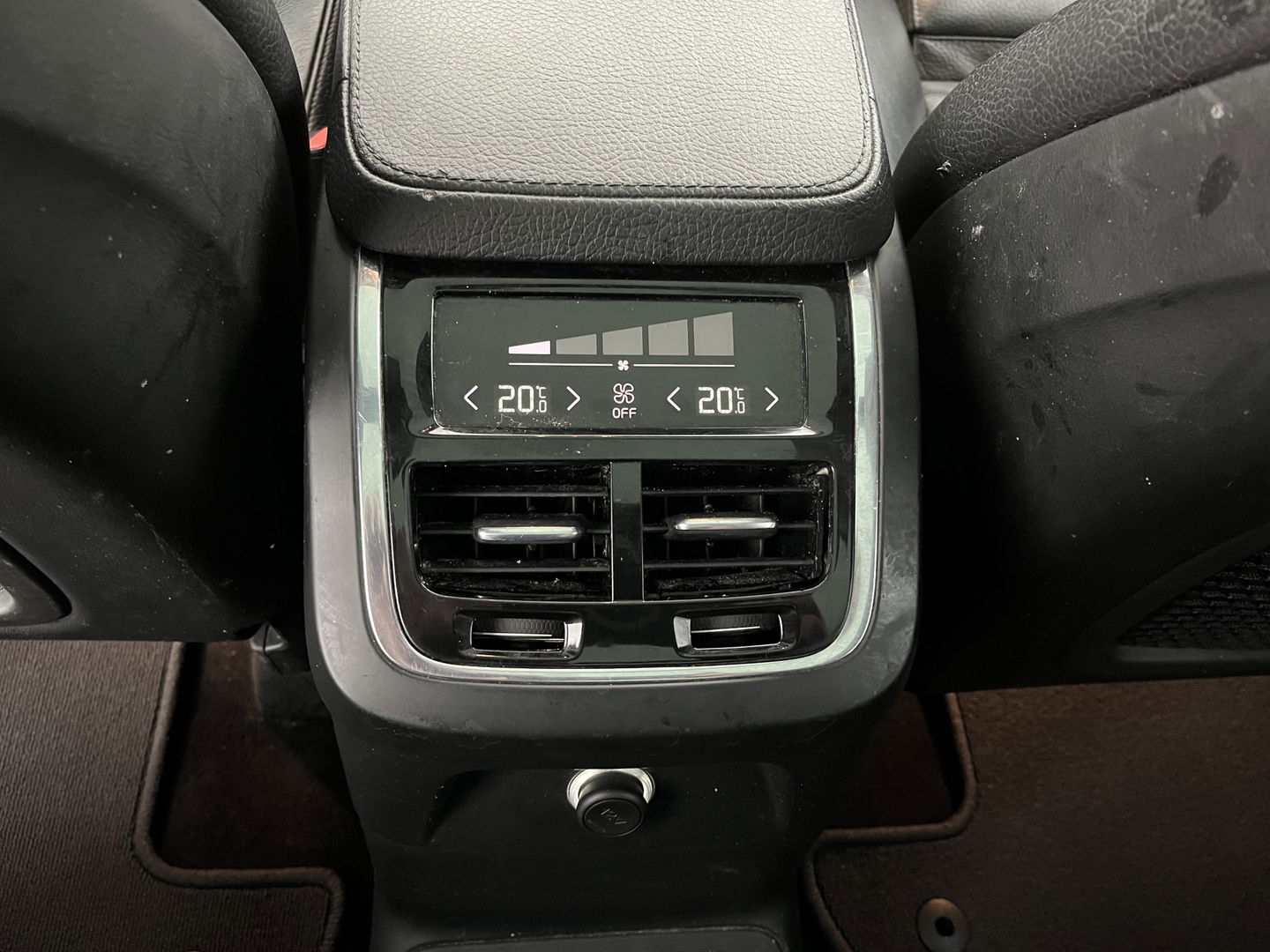 Volvo XC90 2.0 T8 Twin Engine AWD Inscription [ 7-Pers. ] (INCL-BTW) Aut. *PANO | HEAD-UP | LUXURY-LEATHER | FULL-LED | DIGI-COCKPIT | NAVI-FULLMAP | CARPLAY | ECC | HEATED-COMFORTSEATS | LANE-ASSIST | PDC | TOWBAR | 19"ALU*