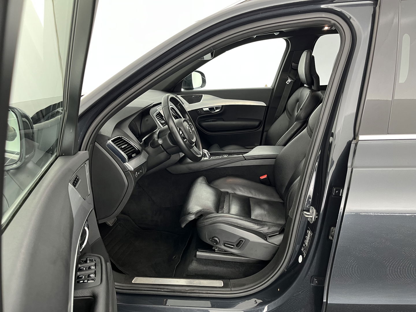 Volvo XC90 2.0 T8 Twin Engine AWD Inscription [ 7-Pers. ] (INCL-BTW) Aut. *PANO | HEAD-UP | LUXURY-LEATHER | FULL-LED | DIGI-COCKPIT | NAVI-FULLMAP | CARPLAY | ECC | HEATED-COMFORTSEATS | LANE-ASSIST | PDC | TOWBAR | 19"ALU*