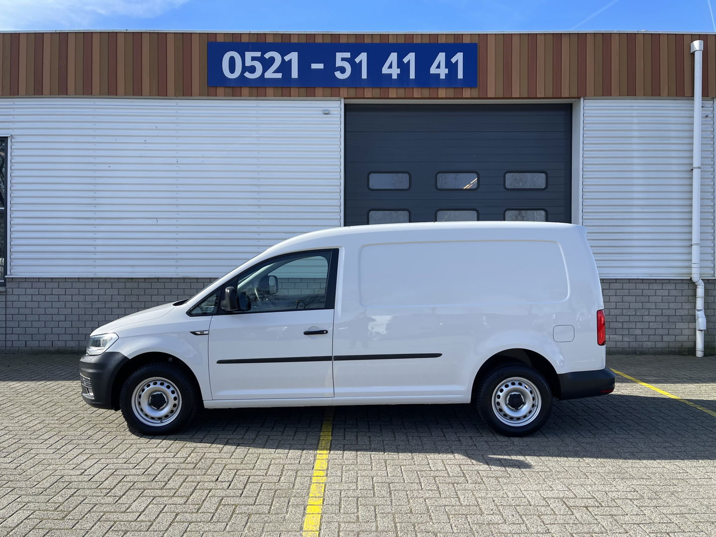 Volkswagen Caddy 2.0 TDI 102pk L2H1 BMT Maxi Comfortline / Flexmo ingerichte laadruimte met omvormer ! / vaste prijs rijklaar € 13.950 ex btw / lease vanaf € 235 / euro 6 / bpm vrij / airco / cruise
