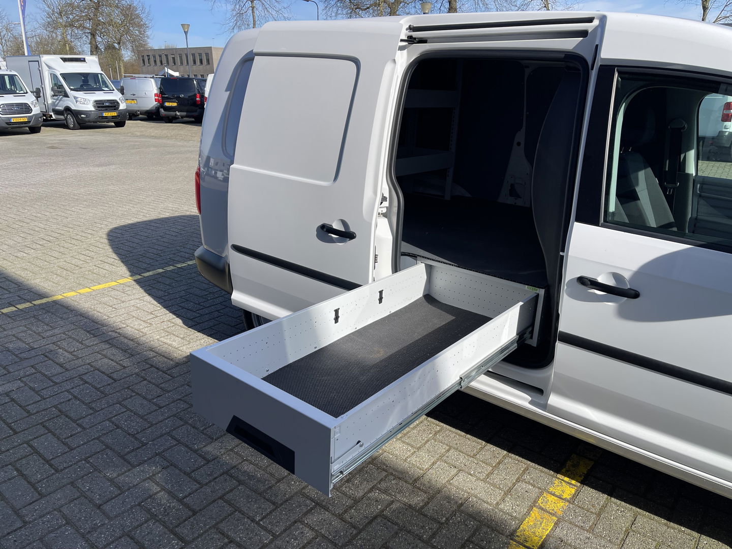 Volkswagen Caddy 2.0 TDI 102pk L2H1 BMT Maxi Comfortline / Flexmo ingerichte laadruimte met omvormer ! / vaste prijs rijklaar € 13.950 ex btw / lease vanaf € 235 / euro 6 / bpm vrij / airco / cruise