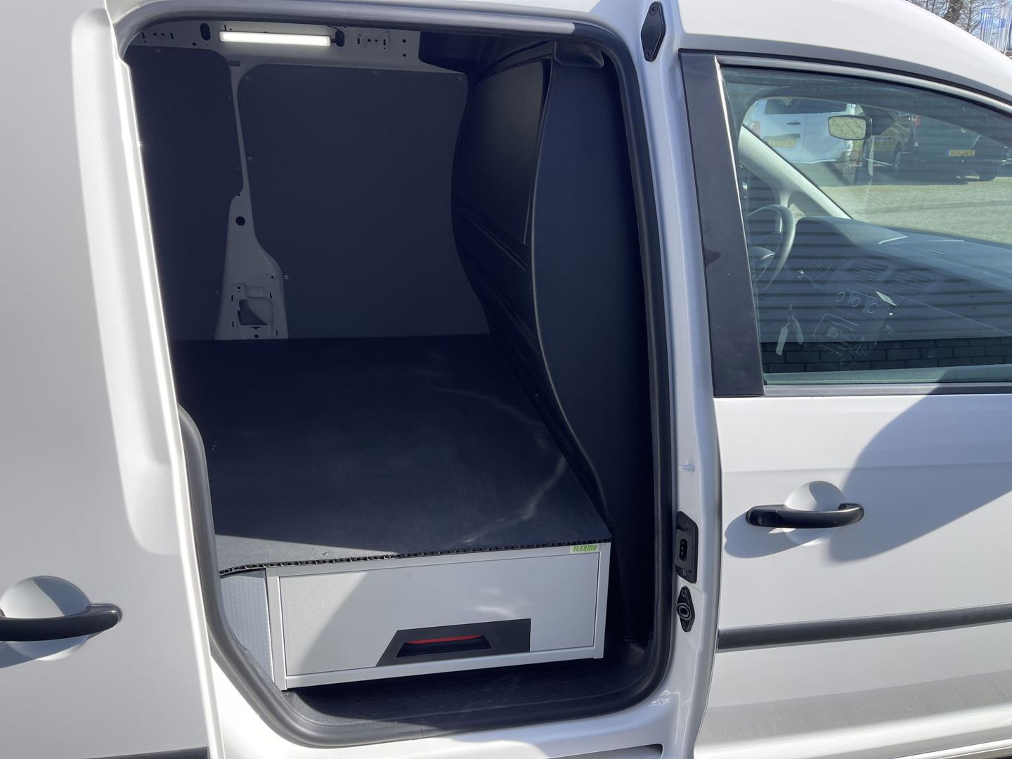 Volkswagen Caddy 2.0 TDI 102pk L2H1 BMT Maxi Comfortline / Flexmo ingerichte laadruimte met omvormer ! / vaste prijs rijklaar € 13.950 ex btw / lease vanaf € 235 / euro 6 / bpm vrij / airco / cruise