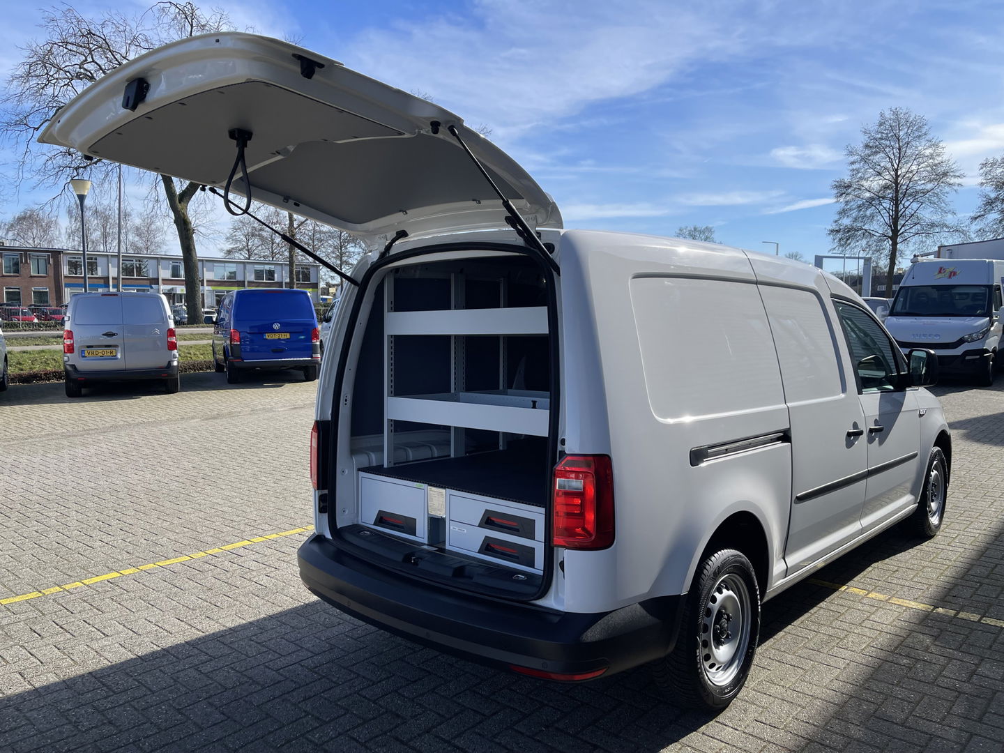 Volkswagen Caddy 2.0 TDI 102pk L2H1 BMT Maxi Comfortline / Flexmo ingerichte laadruimte met omvormer ! / vaste prijs rijklaar € 13.950 ex btw / lease vanaf € 235 / euro 6 / bpm vrij / airco / cruise