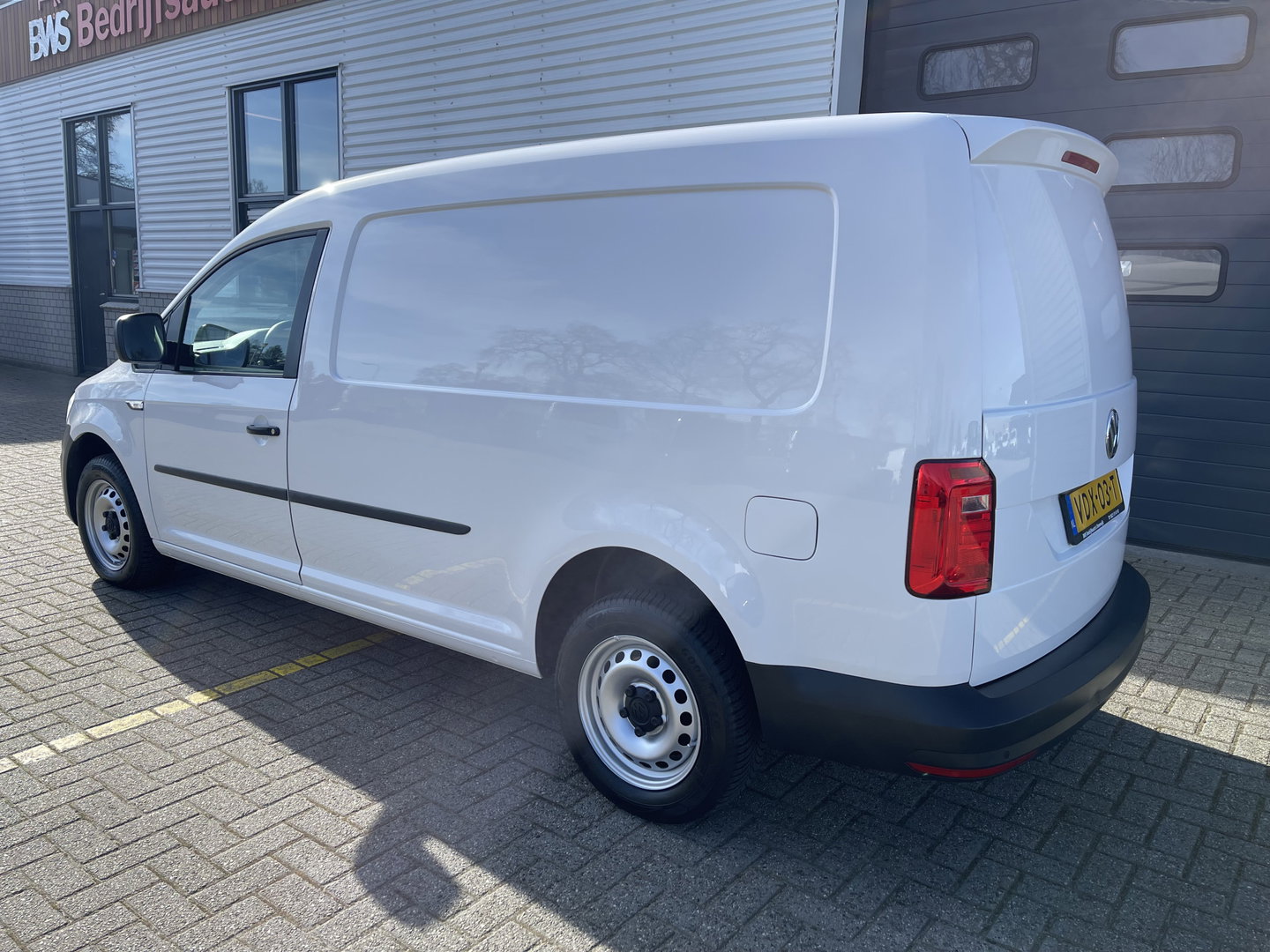 Volkswagen Caddy 2.0 TDI 102pk L2H1 BMT Maxi Comfortline / Flexmo ingerichte laadruimte met omvormer ! / vaste prijs rijklaar € 13.950 ex btw / lease vanaf € 235 / euro 6 / bpm vrij / airco / cruise