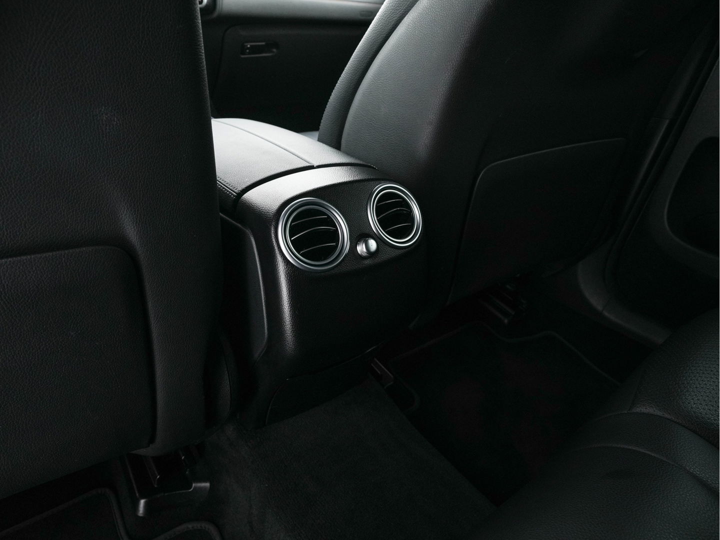 Mercedes-Benz EQC 400 4MATIC Business Solution Luxury 80 kWh {SOH-89%} (INCL.BTW) Aut.*LEATHER | FULL-LED | DISTRONIC | BLINDSPOT | HEATED-COMFORTSEATS | DIGI-WIDESCREEN | DAB+ | KEYLESS | AMBIENTLIGHT | NAVI-FULLMAP | ECC | PRIVACY-GLASS | PDC | 20''ALU*