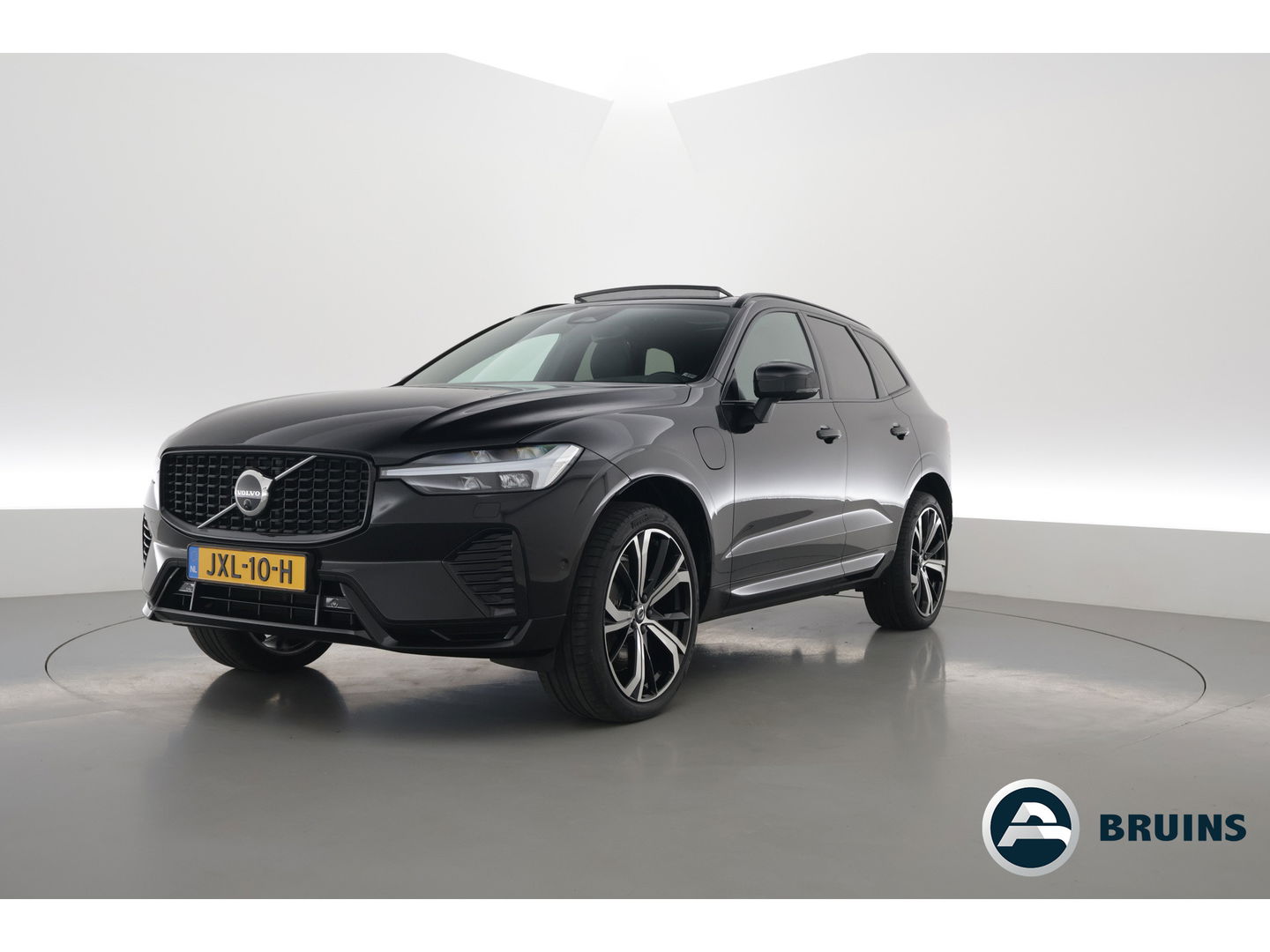 Volvo XC60 2.0 T6 Plug-in hybrid AWD Plus Dark | Trekhaak | Pano | Blis | ACC | 360 Camera | H&K Audio | Mem Stoelen |