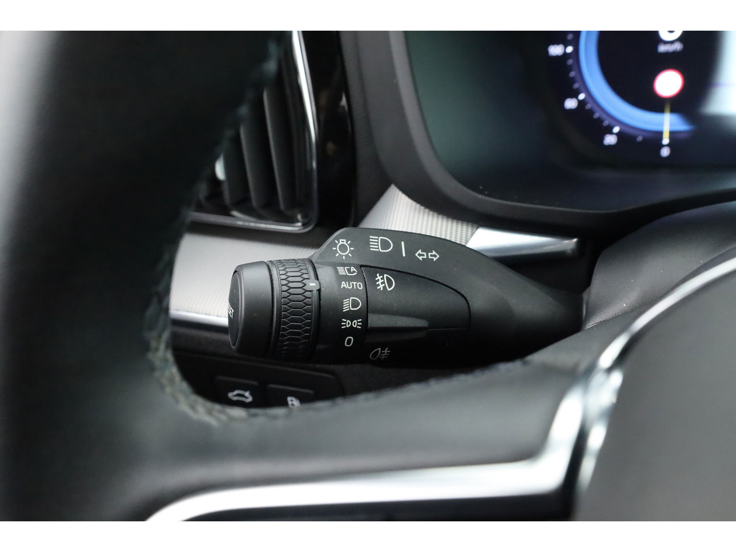 Volvo XC60 2.0 T6 Plug-in hybrid AWD Plus Dark | Trekhaak | Pano | Blis | ACC | 360 Camera | H&K Audio | Mem Stoelen |
