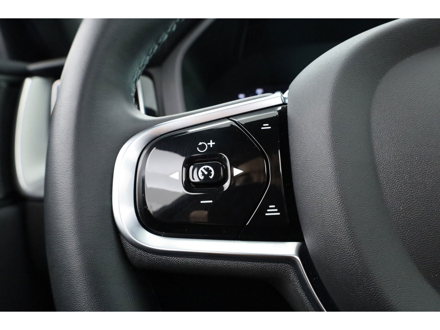 Volvo XC60 2.0 T6 Plug-in hybrid AWD Plus Dark | Trekhaak | Pano | Blis | ACC | 360 Camera | H&K Audio | Mem Stoelen |