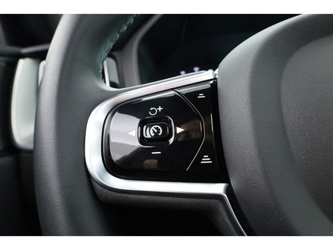 Volvo XC60 2.0 T6 Plug-in hybrid AWD Plus Dark | Trekhaak | Pano | Blis | ACC | 360 Camera | H&K Audio | Mem Stoelen |