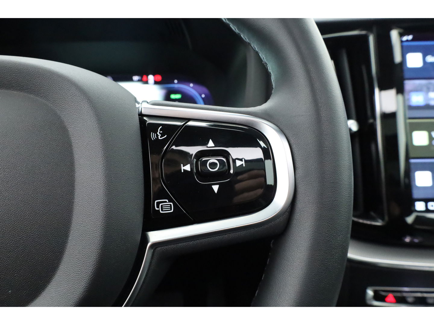 Volvo XC60 2.0 T6 Plug-in hybrid AWD Plus Dark | Trekhaak | Pano | Blis | ACC | 360 Camera | H&K Audio | Mem Stoelen |
