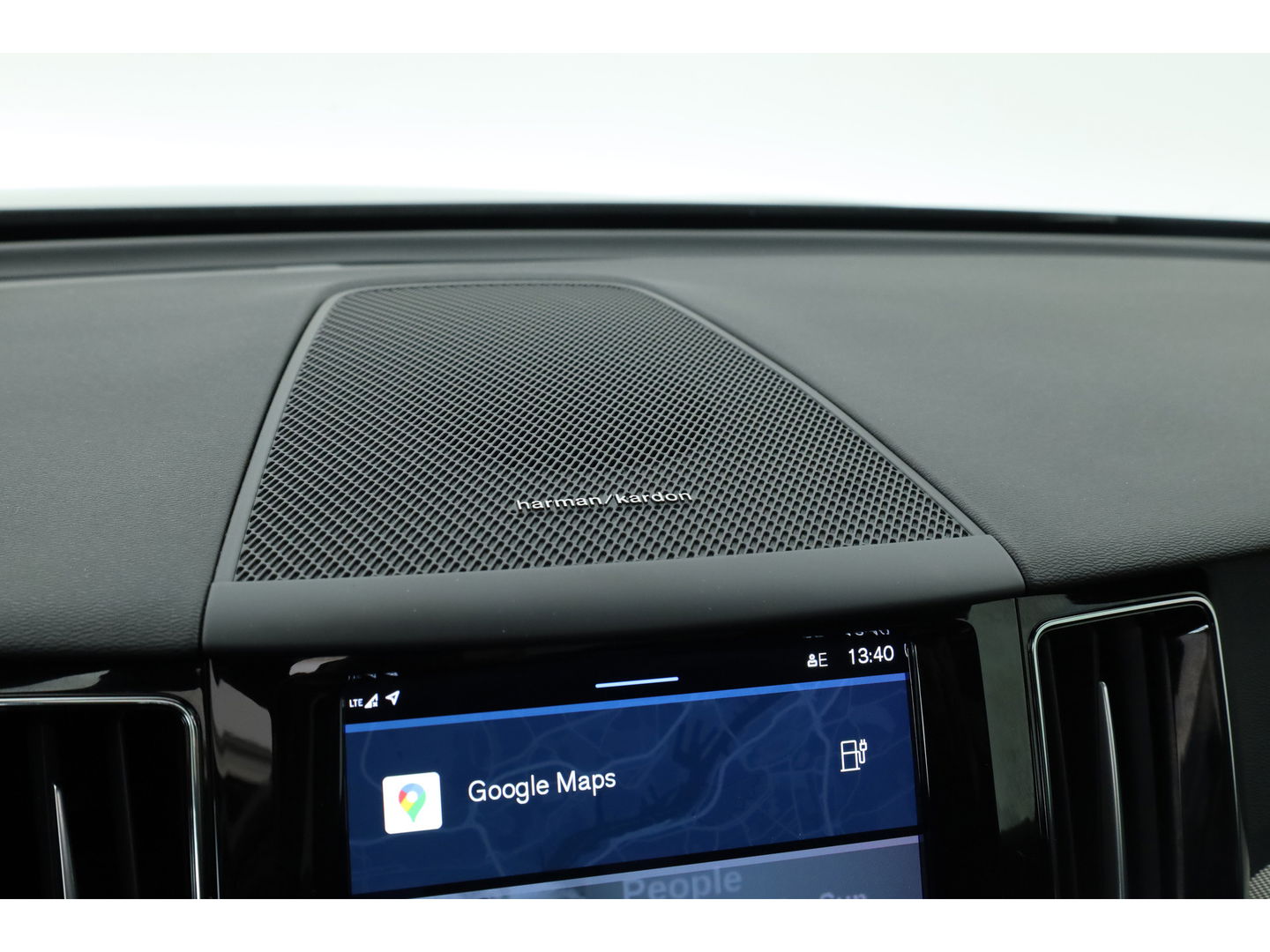 Volvo XC60 2.0 T6 Plug-in hybrid AWD Plus Dark | Trekhaak | Pano | Blis | ACC | 360 Camera | H&K Audio | Mem Stoelen |