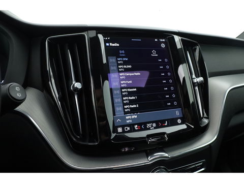 Volvo XC60 2.0 T6 Plug-in hybrid AWD Plus Dark | Trekhaak | Pano | Blis | ACC | 360 Camera | H&K Audio | Mem Stoelen |