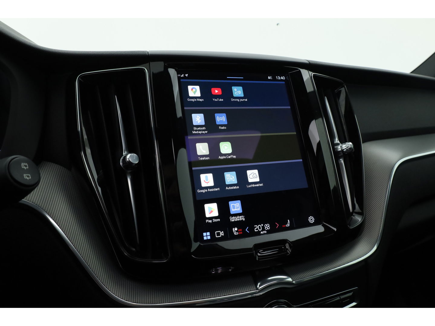 Volvo XC60 2.0 T6 Plug-in hybrid AWD Plus Dark | Trekhaak | Pano | Blis | ACC | 360 Camera | H&K Audio | Mem Stoelen |