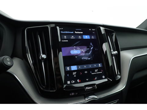 Volvo XC60 2.0 T6 Plug-in hybrid AWD Plus Dark | Trekhaak | Pano | Blis | ACC | 360 Camera | H&K Audio | Mem Stoelen |