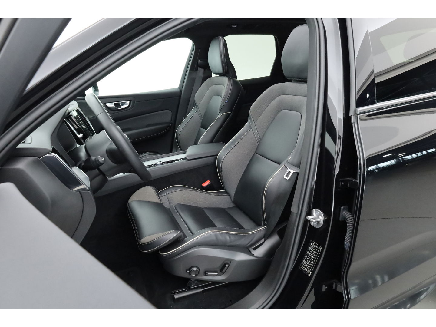 Volvo XC60 2.0 T6 Plug-in hybrid AWD Plus Dark | Trekhaak | Pano | Blis | ACC | 360 Camera | H&K Audio | Mem Stoelen |