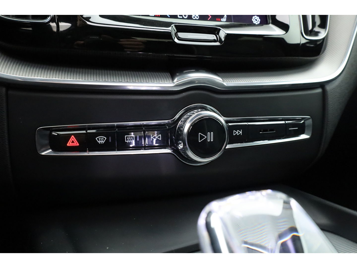 Volvo XC60 2.0 T6 Plug-in hybrid AWD Plus Dark | Trekhaak | Pano | Blis | ACC | 360 Camera | H&K Audio | Mem Stoelen |