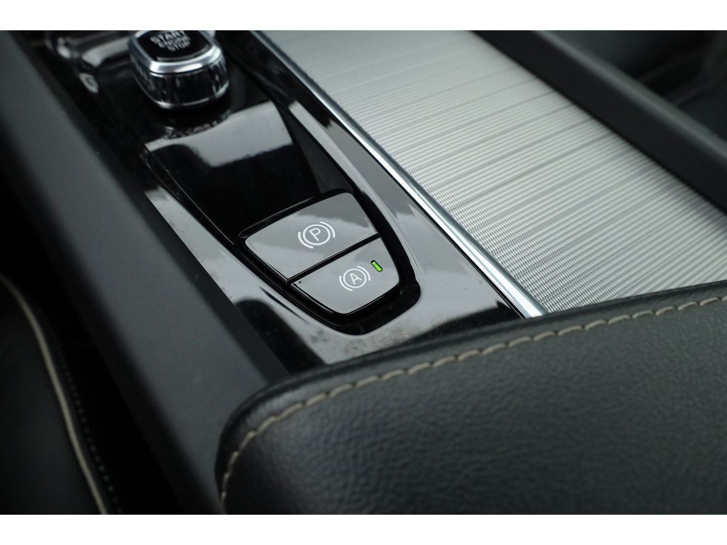 Volvo XC60 2.0 T6 Plug-in hybrid AWD Plus Dark | Trekhaak | Pano | Blis | ACC | 360 Camera | H&K Audio | Mem Stoelen |