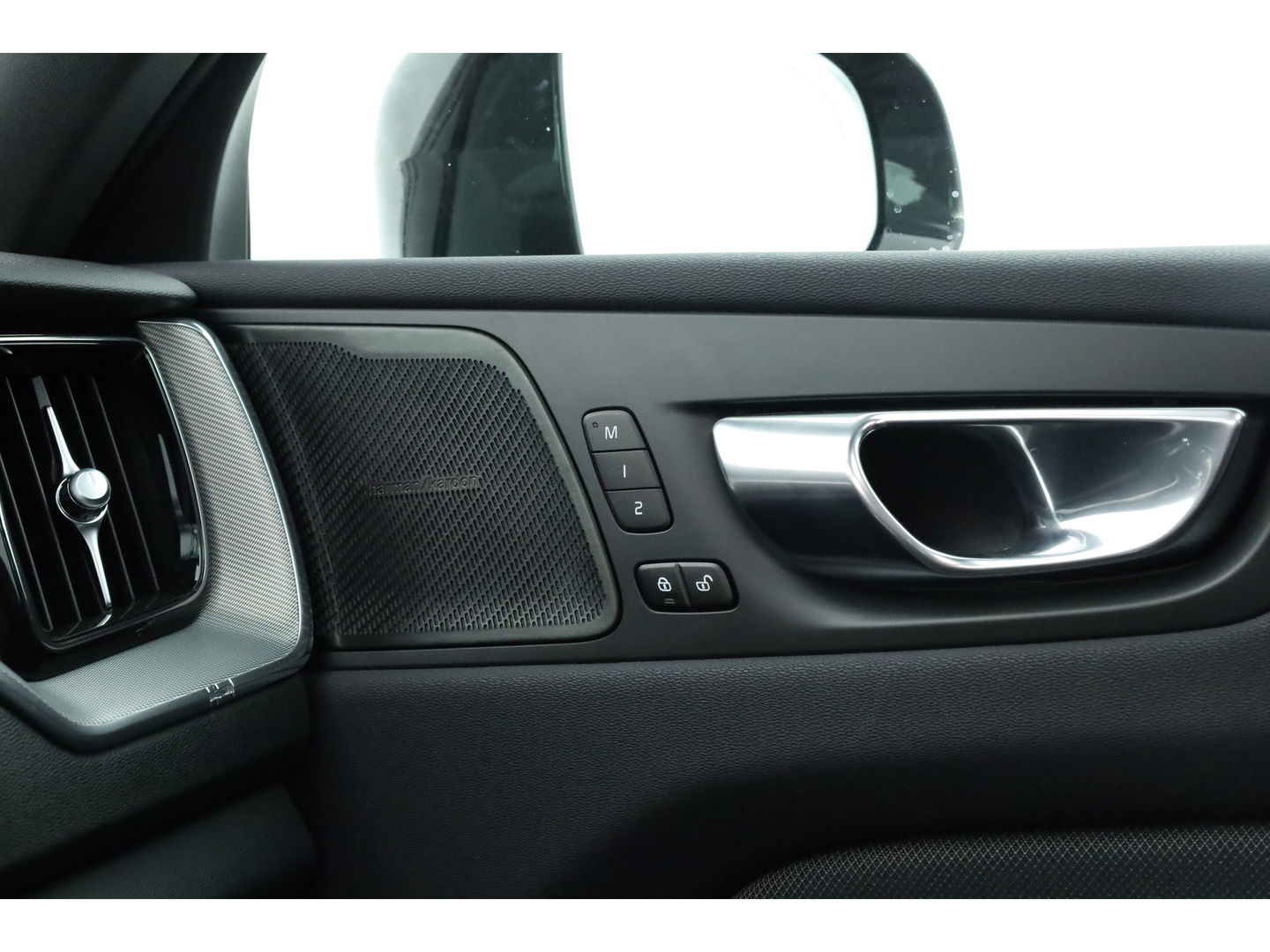 Volvo XC60 2.0 T6 Plug-in hybrid AWD Plus Dark | Trekhaak | Pano | Blis | ACC | 360 Camera | H&K Audio | Mem Stoelen |