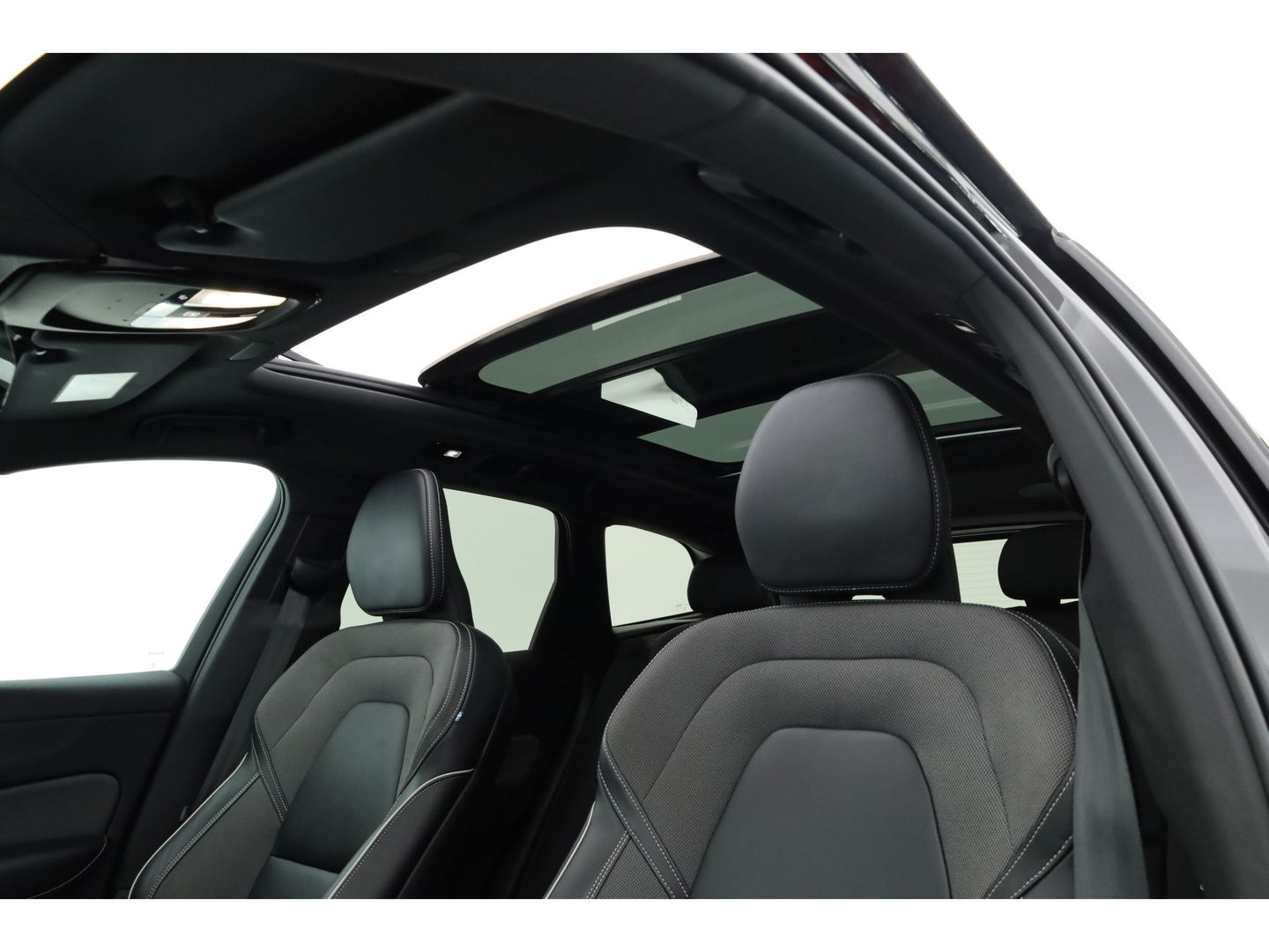 Volvo XC60 2.0 T6 Plug-in hybrid AWD Plus Dark | Trekhaak | Pano | Blis | ACC | 360 Camera | H&K Audio | Mem Stoelen |
