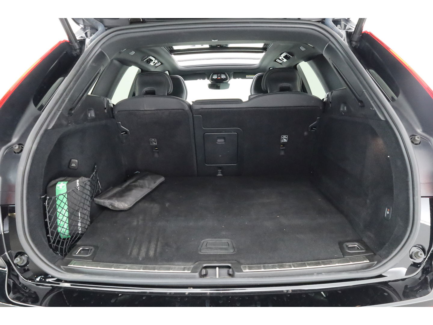 Volvo XC60 2.0 T6 Plug-in hybrid AWD Plus Dark | Trekhaak | Pano | Blis | ACC | 360 Camera | H&K Audio | Mem Stoelen |