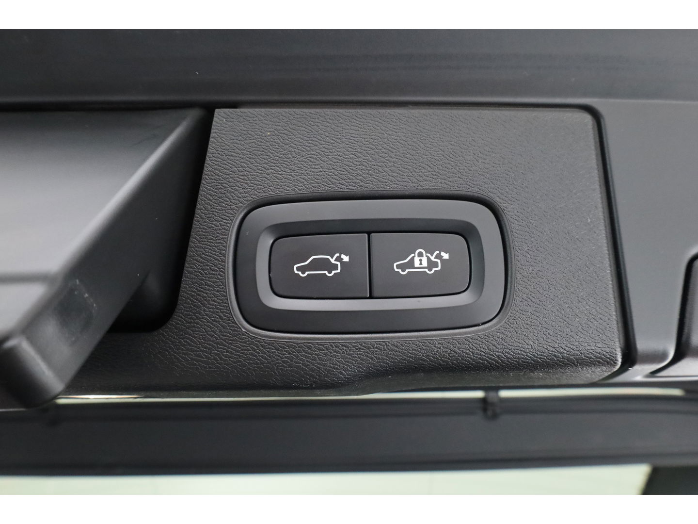 Volvo XC60 2.0 T6 Plug-in hybrid AWD Plus Dark | Trekhaak | Pano | Blis | ACC | 360 Camera | H&K Audio | Mem Stoelen |